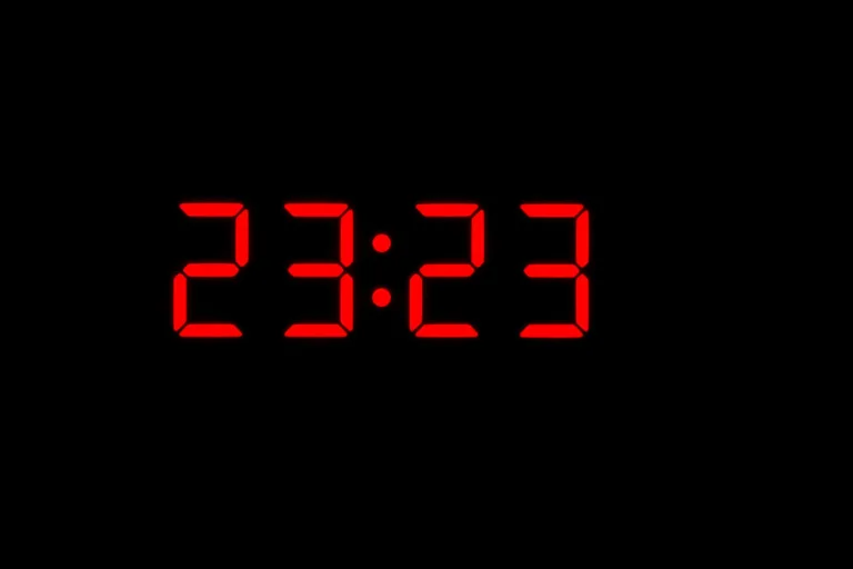 23:23 на часах